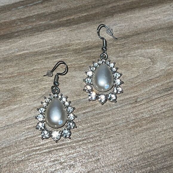 Crystal Pearl Teardrop Gold Tone Hook Earrings
Elegant Wedding Prom Date Night - Picture 1 of 6